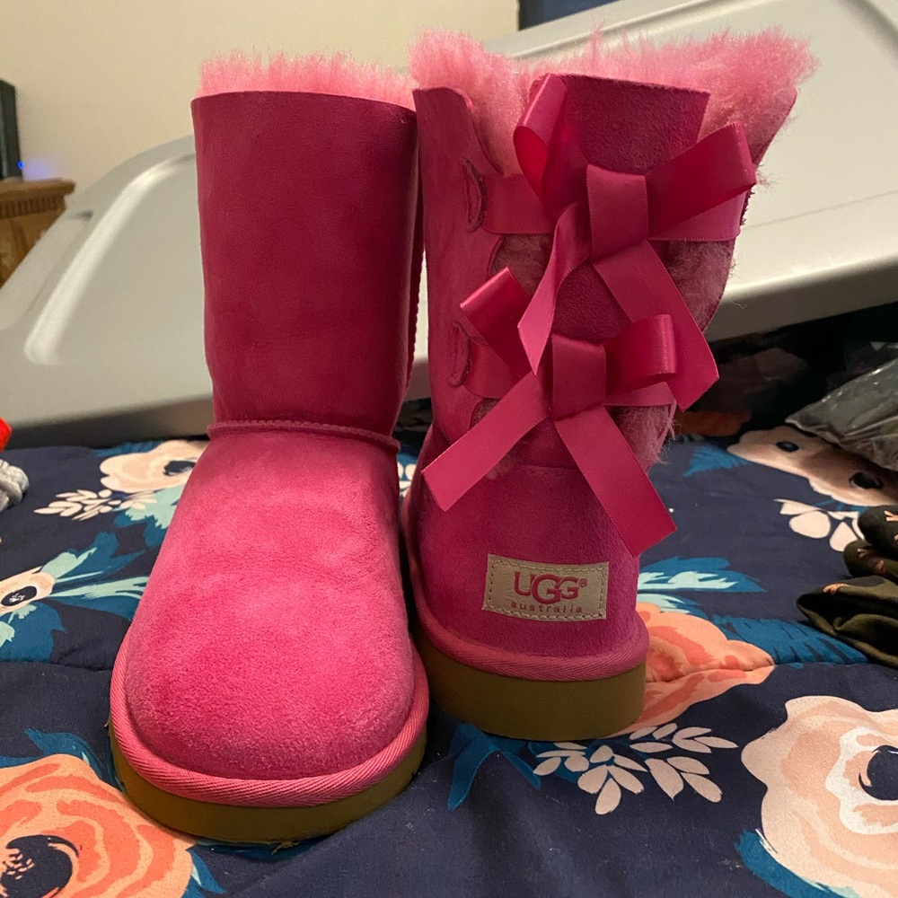 Like New Bailey Bow Uggs Size 5Y